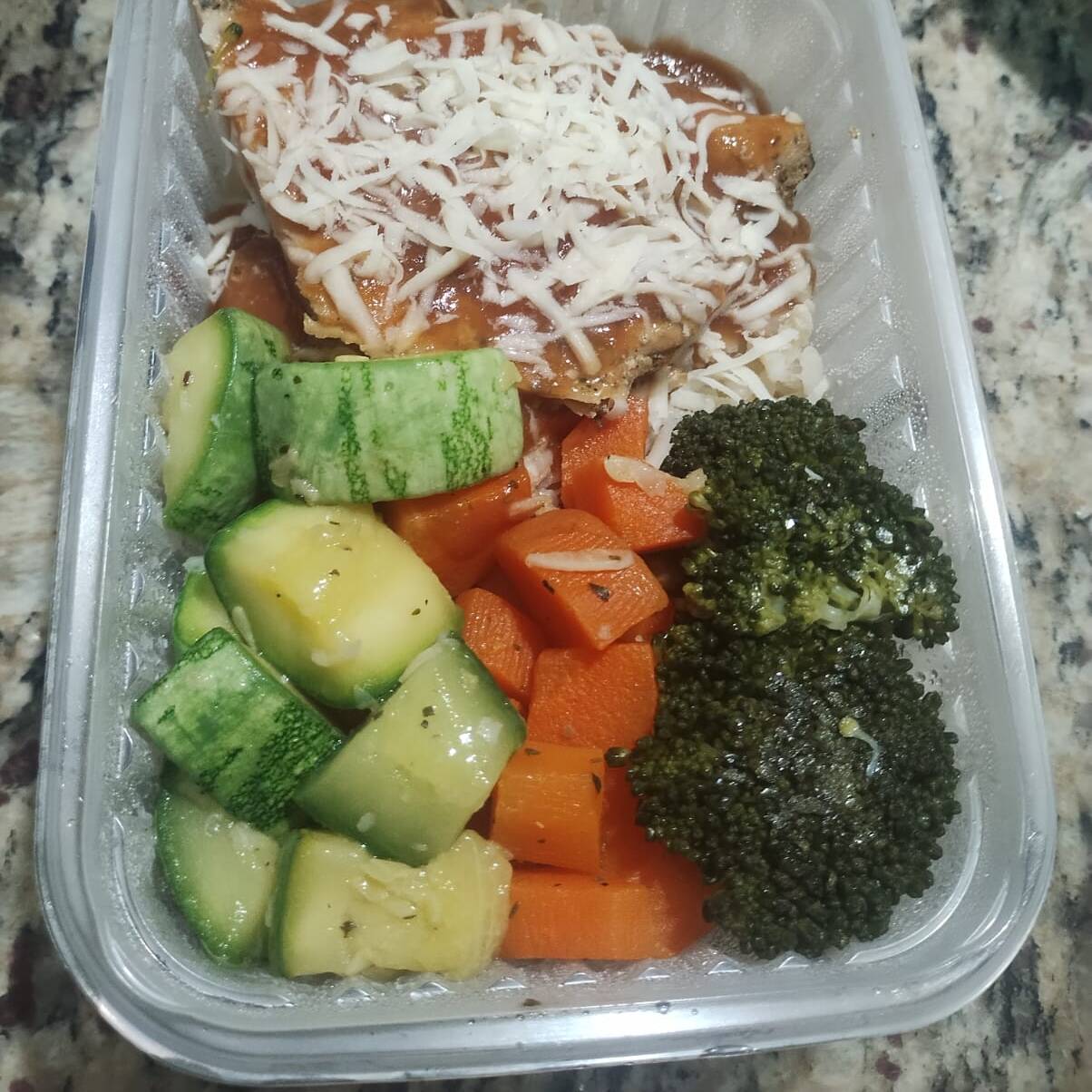 filé de frango com molho de tomate e queijo , arroz integral e legumes