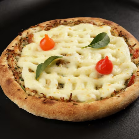 Nossa massa leve de longa fermentação, Suculento frango desfiado, temperado com tomate, cebola, ervas (com um toque de pimenta) e coberto com muçarela e Catupiry.