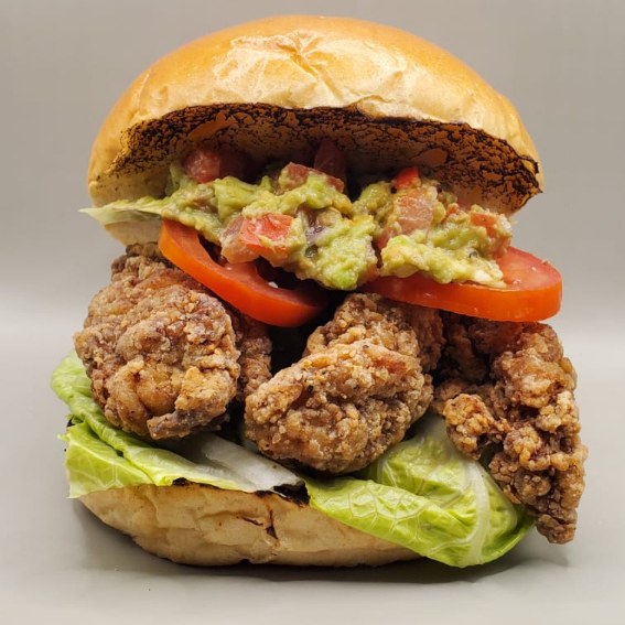 Hamburguesa Pollo Frito Guacamole y Tocino