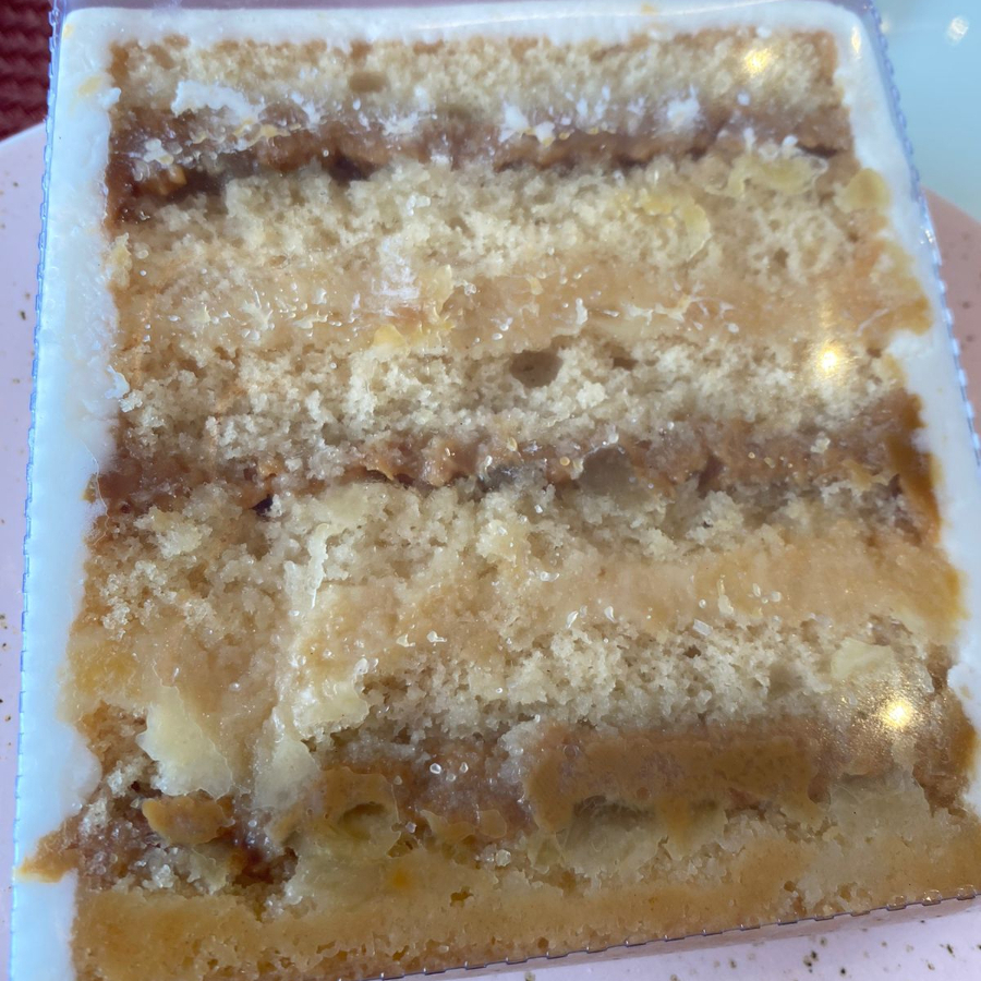 Abacaxi com coco, doce leite e glacê marmore