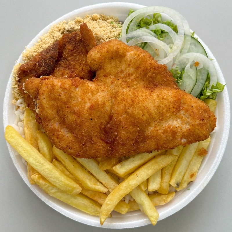 Delicioso filé de frango crocante e suculento, acompanhado de fritas douradas e crocantes, perfeitamente temperadas. O prato traz também um arroz soltinho, feijão caseiro cheio de sabor, uma salada fresca e colorida e a inconfundível farofa crocante. Uma combinação perfeita e completa que agrada aos mais diversos paladares. Uma explosão de sabores que vão te levar a uma verdadeira experiência gastronômica. Ideal para quem busca uma refeição completa e saborosa.