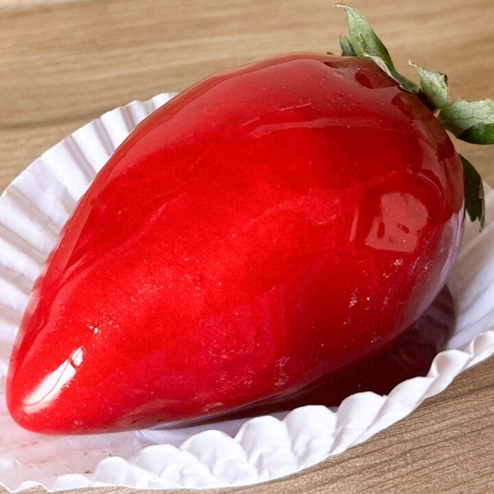 Morangos frescos cobertos com uma deliciosa camada de Brigadeiro de Ninho e uma crocante cobertura. Perfeito para adoçar seu dia!