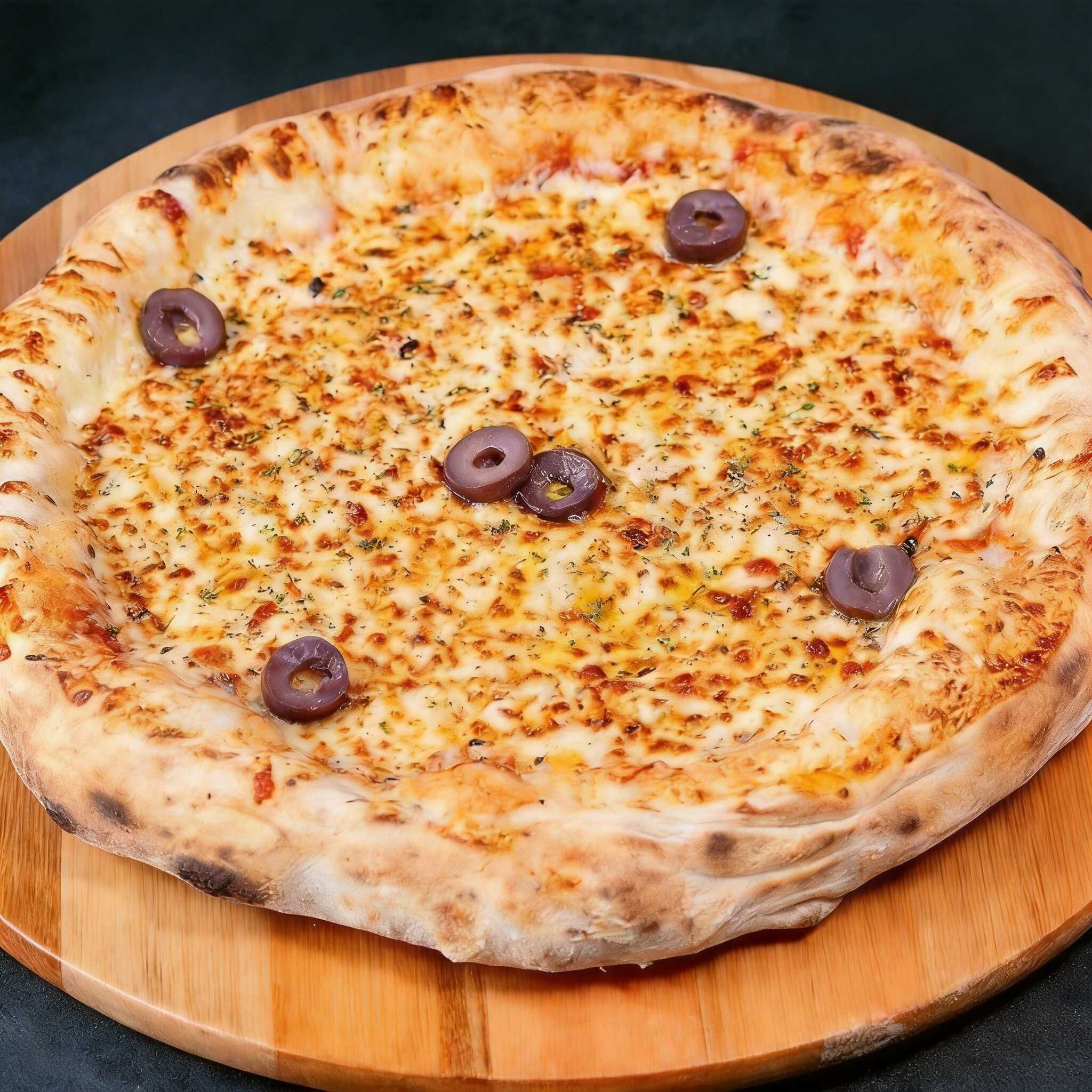 Apresentamos a nossa deliciosa 'Pizza de Mussarela', uma novidade incrível na nossa categoria de 'Pizzas Salgadas'. Esta obra-prima culinária começa com uma massa crocante e fresca, coberta com um generoso duplo recheio de mussarela derretida de alta qualidade. O sabor é realçado pelo nosso molho de tomate caseiro, cuidadosamente temperado. O toque final fica por conta do orégano aromático e das a