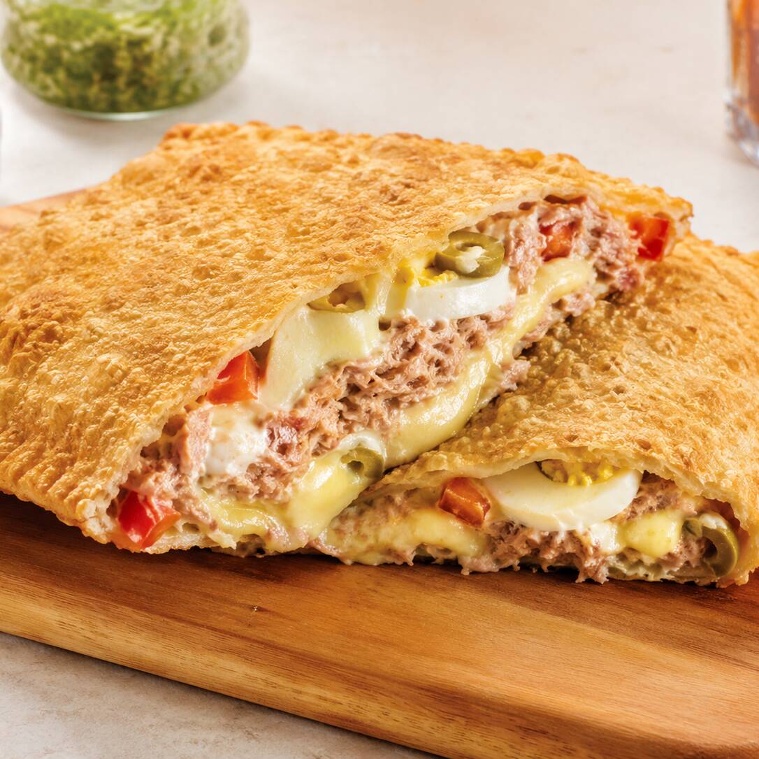 Pastel Especial de 30cm, crocante e muito recheado com: atum em pedaços, requeijão, mussarela, ovo, tomate e azeitonas. Perfeito para substituir uma refeição. Entrega rápida em Osasco.