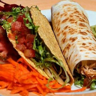 Um mini burrito, um taco, arroz, feijão e salada