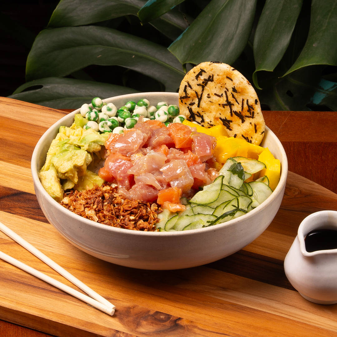 Inspirado em nossa viagem ao Havaí! Salmão, atum e peixe branco marinados, arroz japonês temperado (shari), manga, sunomono, abacate, biscoito oriental, crispy de cebola e ervilha da wasabi. Molho Let's Poke.