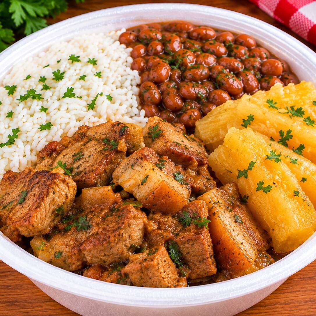 Arroz, feijão, carne de porco bem temperada e mandioca macia. Uma combinação caprichada com aquele sabor de comida caseira. Aproximadamente 600g
