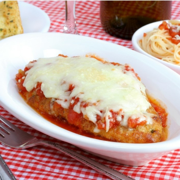 200g de frango à milanesa, coberto com molho ao sugo caseiro e queijo derretido, acompanhado de arroz branco soltinho,batata, polenta ou salada. Uma refeição completa e irresistível!