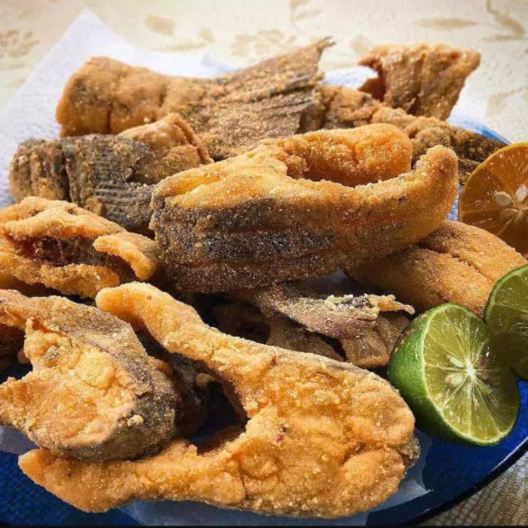 Um delicioso Peixe Empanado. Vai feijão de coco, arroz, vinagrete, limão.