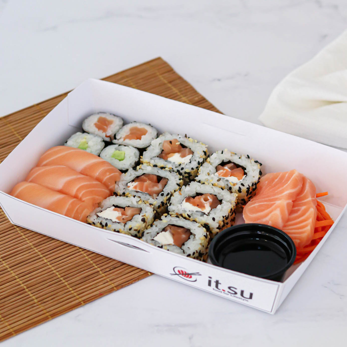 Salmão, arroz de sushi, cream cheese, gergelim, avocado, alga nori, cenoura marinada, shoyu.