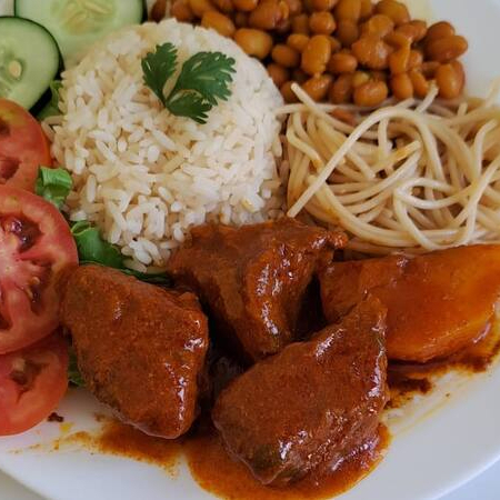 Deliciosa carne de boi guisada com batata, feijão, marcarão e arroz no alho e salada de alface, tomate e pepino. Servida na marmita de 700ml