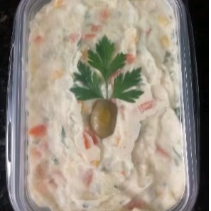 Salada de maionese porção de 500 gramas.