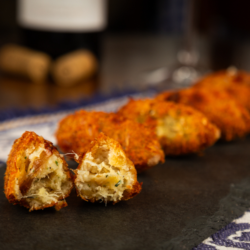 Bolinhos de bacalhau/pasteis de bacalhau (como se diz em Portugal). Os genuínos. Agora com mais Bacalhau! Podem ter espinhas. Não tem glúten