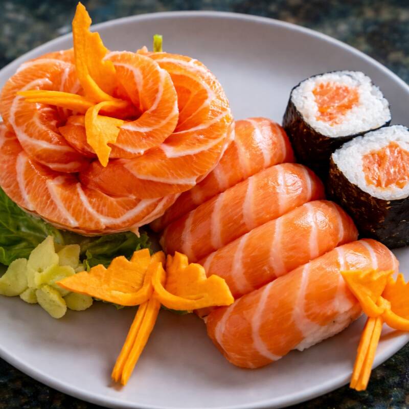 Desfrute de uma seleção elegante com 4 niguiris de salmão, 2 makis de salmão e 4 sashimis de salmão, proporcionando uma experiência de sabor refinado.