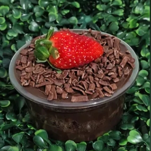 massa de chocolate fofinho recheado com recheio cremoso de chocolate com pedaços de morango. o melhor bolo de pote molhadinho de morango
