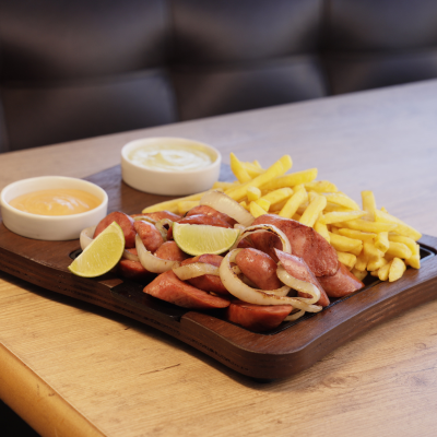 batatas fritas e calabresa fatiada acebolada