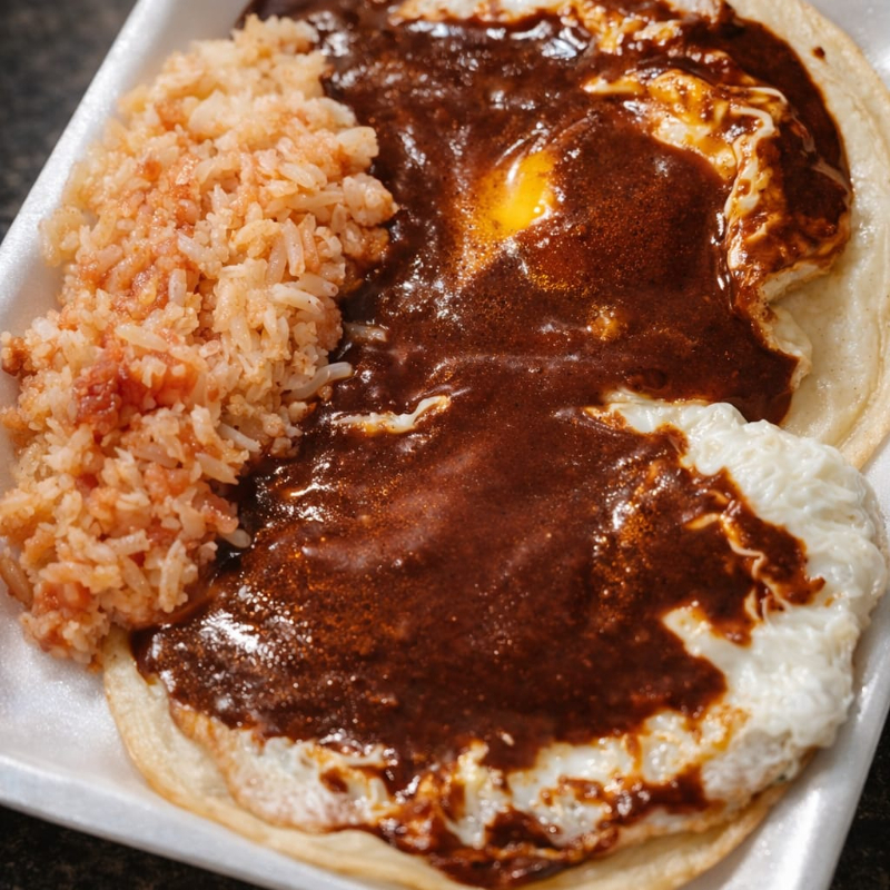 Huevos con mole y arroz