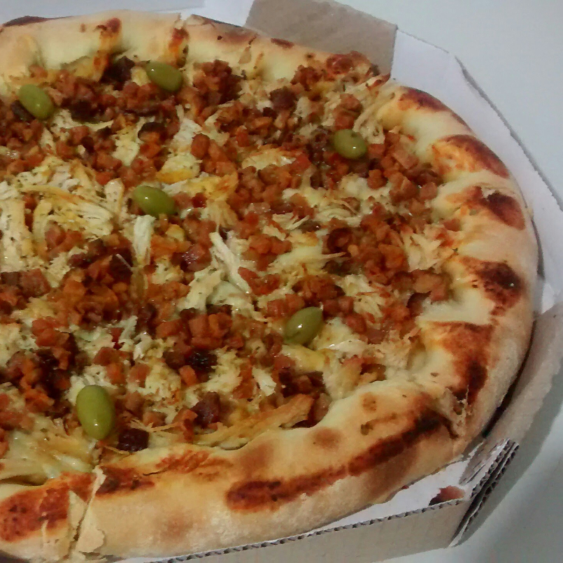 Molho, mussarela, frango desfiado, cebola e orégano