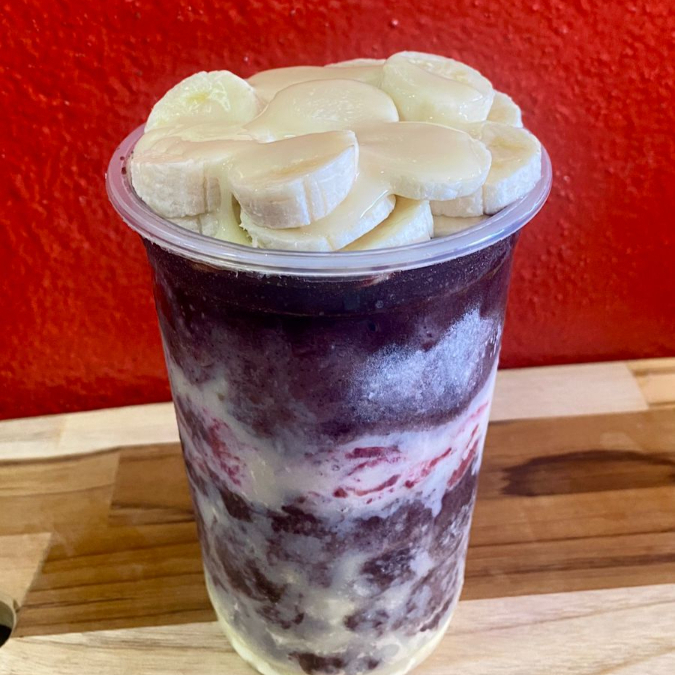 Açaí Cremoso (Vários Tamanhos) O clássico que nunca falha! 💜 Nosso Açaí Cremoso é feito para quem ama a textura perfeita: nem tão firme, nem tão derretido, apenas no ponto ideal de refrescância. É o sabor autêntico do açaí, servido com aquele carinho que você já conhece. Personalize seu copo: Escolha seus acompanhamentos favoritos e monte a combinação que mais combina com o seu dia. Disponível nos tamanhos 300ml, 400ml, 500ml e 770ml para matar qualquer tamanho de fome! 🍧✨