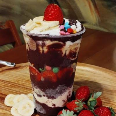 Açaí Gourmet de chocolate , Ninho, banana, morango, kiwi, e chocoball e pastilhas de chocolate