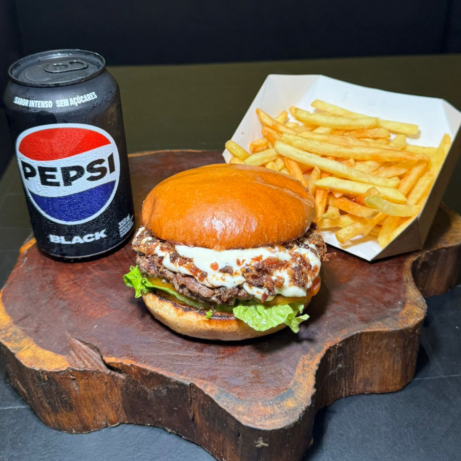 1 FAROFA BACON GRILL(Pão trad.com brilho, Blend Angus de 120 g, farofa de bacon,molho da casa, salada)+BATATA 100G+REFRI LATA