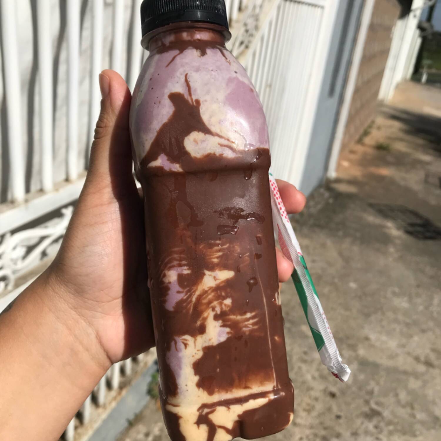 Açaí batido com leite ninho e leite condensado para ficar cremoso, com camadas de creme de ovomaltine e pó de ovomaltine pra ficar crocante