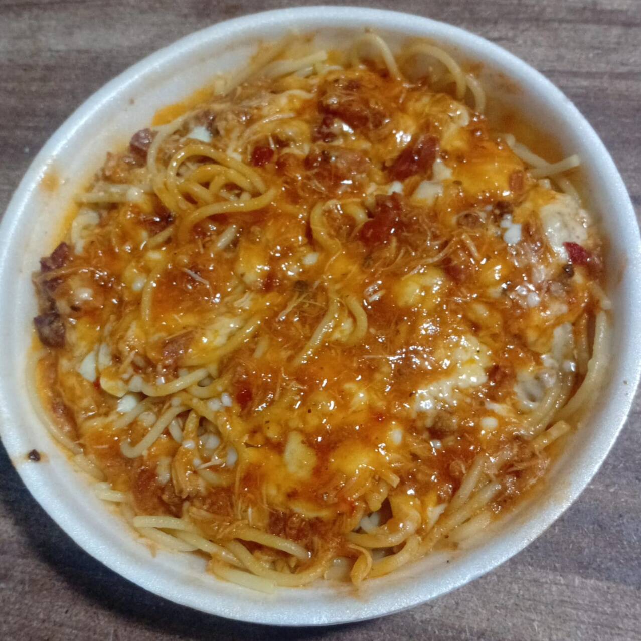 Delicioso e Suculento Espaguete de Frango, Bacon e Queijo e pra comoletar muito molho à bolonhesa.
***As imagens são fotos reais dos nossos produtos!