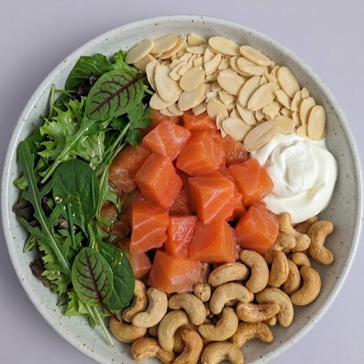 Atenção a descrição . Poke já montado pela casa, contendo: arroz shari, cream chesse, castanha de caju, amendoas laminada e mix de folhas. Itens não sao alterados. pesando aproximadamente 400 gramas sendo 100 gramas de proteina