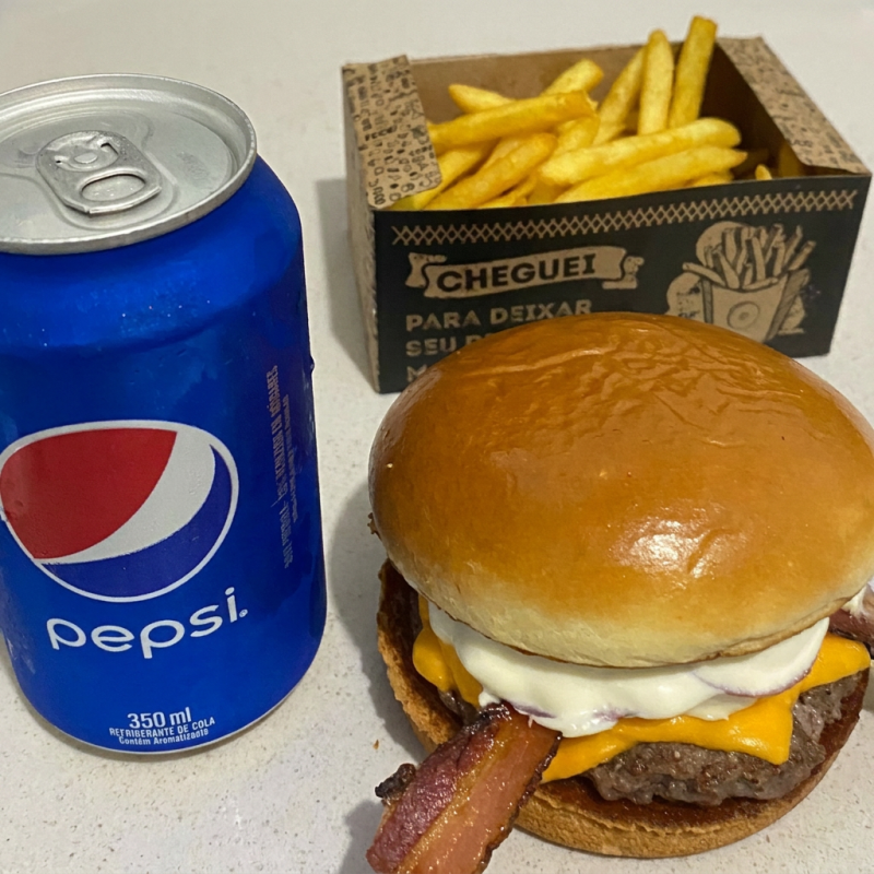 Combo especial com hambúrguer feito com pão brioche tostado na manteiga, blend da casa 120g, bacon crocante, cheddar derretido e Catupiry. Finalizado com picles de cebola roxa e maionese caseira. Combinação equilibrada, com textura e cremosidade na medida certa. Acompanha batata frita crocante e dourada e refrigerante em lata bem gelado.