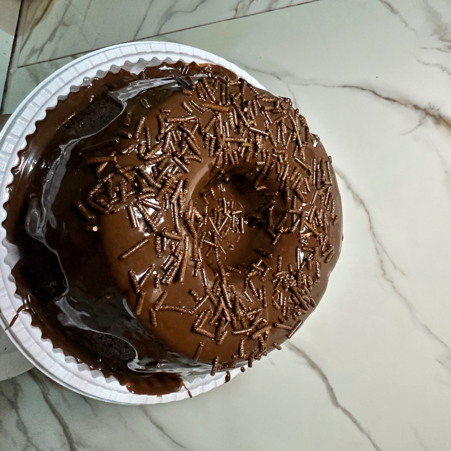 Massa fofinha de chocolate, com cobertura de chocolate, bolo pequeno serve de 4 a 7 fatias