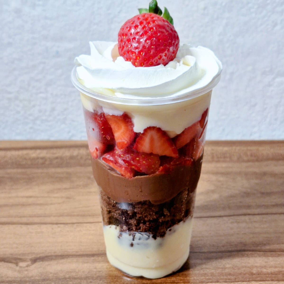 Copo de 300 ml, recheado com brigadeiro cremoso de leite ninho, pedaços de brownie, nutella pura, morangos frescos e finalizado com chantilly.