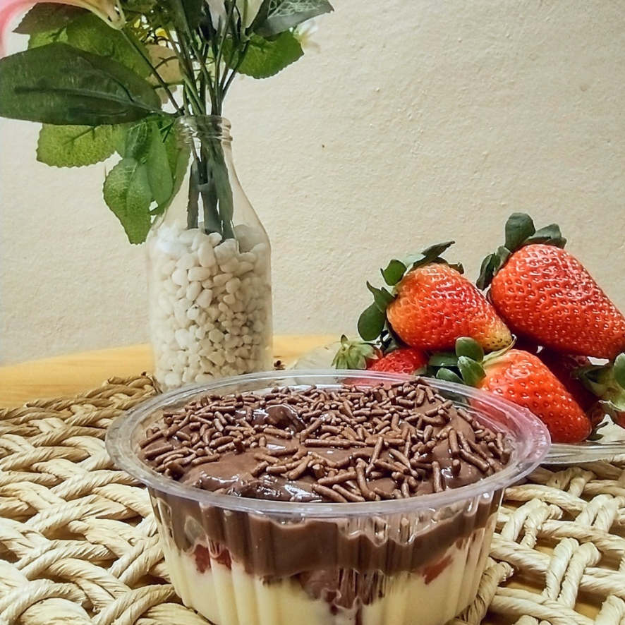Creme de ninho, morango selecionado , brigadeiro 50% cacau.