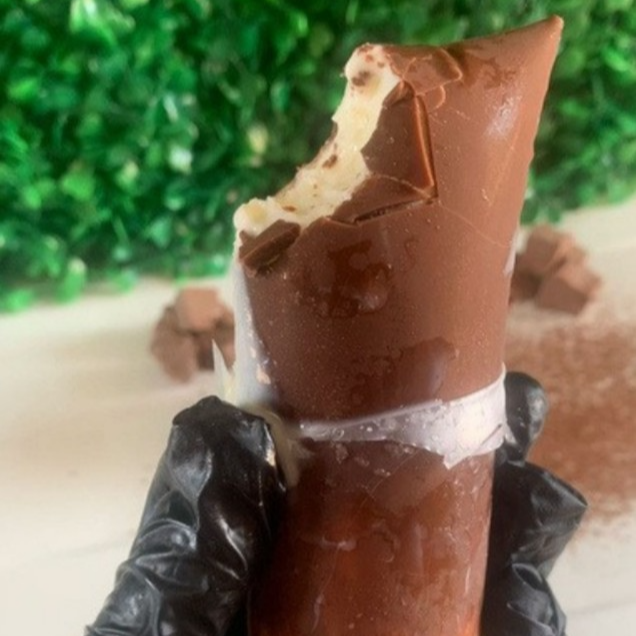 O equilíbrio perfeito entre cremosidade e crocância! Feito com um delicioso creme de Leite Ninho e finalizado com uma irresistível casquinha de chocolate meio amargo, que traz um contraste de sabores na medida certa. Uma sobremesa gelada sofisticada e cheia de sabor, perfeita para quem ama doces com um toque especial.
