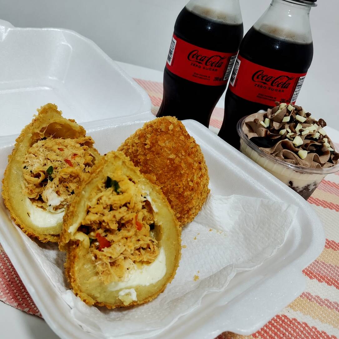 2 Coxinhas + 2 Coca-Colas 200ml + 1 Delícia no pote.