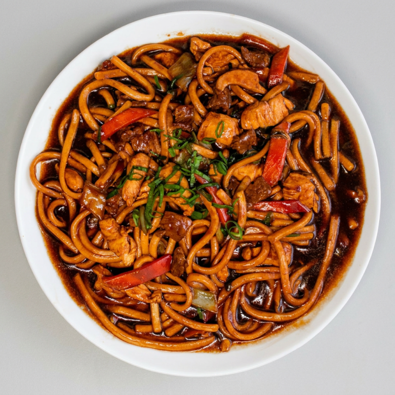Nosso delicioso yakissoba é preparado com macarrão artesanal, molho preparado pelo cheff de cozinha, carne de colchão mole, filé de peito de frango e legumes. Acompanha agridoce