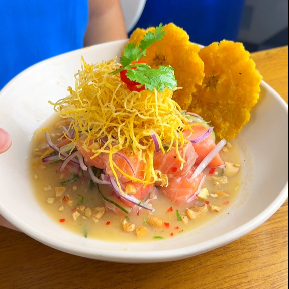 Salmão, leite de tigre caju, castanhas de caju, cebola, pepino japonês, batata baroa e banana crocante.