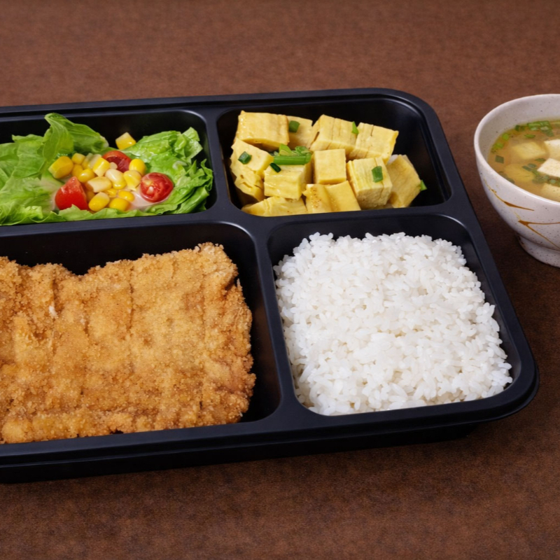 Teishoku é um prato muito popular no japão. É composto de arroz japonês (shiro gohan), misoshiro (sopa a base de missô), lombo de porco empanado. Acompanha salada (alface, tomate cereja com molho rose) e porção de tamagoyaki cubos com cebolinha