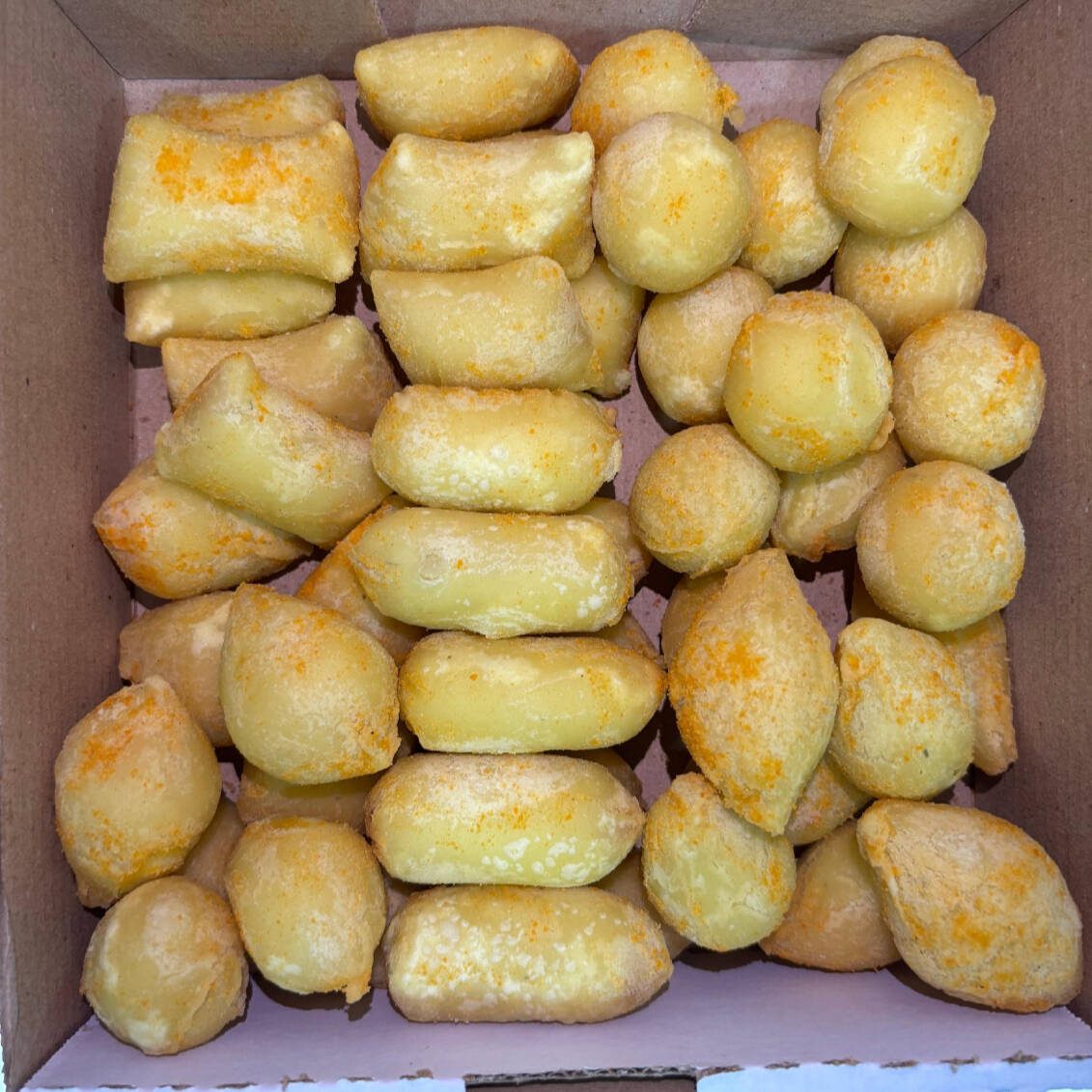 50 Salgados, sendo 10 unidades dos 5 sabores da Bolanhus!