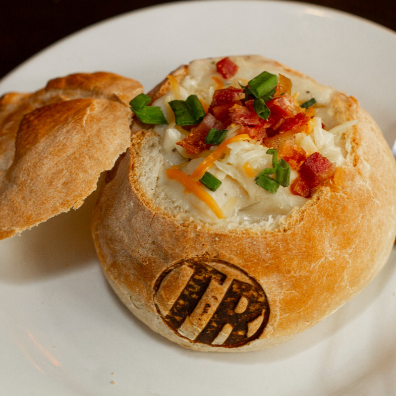 Classic Potato Soup Servida en Pan