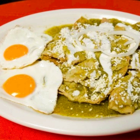 CHILAQUILES VERDES CON HUEVO ESTRELLADO
