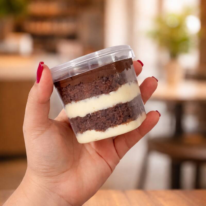 Camadas de bolo de chocolate fofinho com recheio cremoso de coco e cobertura de ganache. Uma combinação irresistível que lembra o clássico Prestígio.