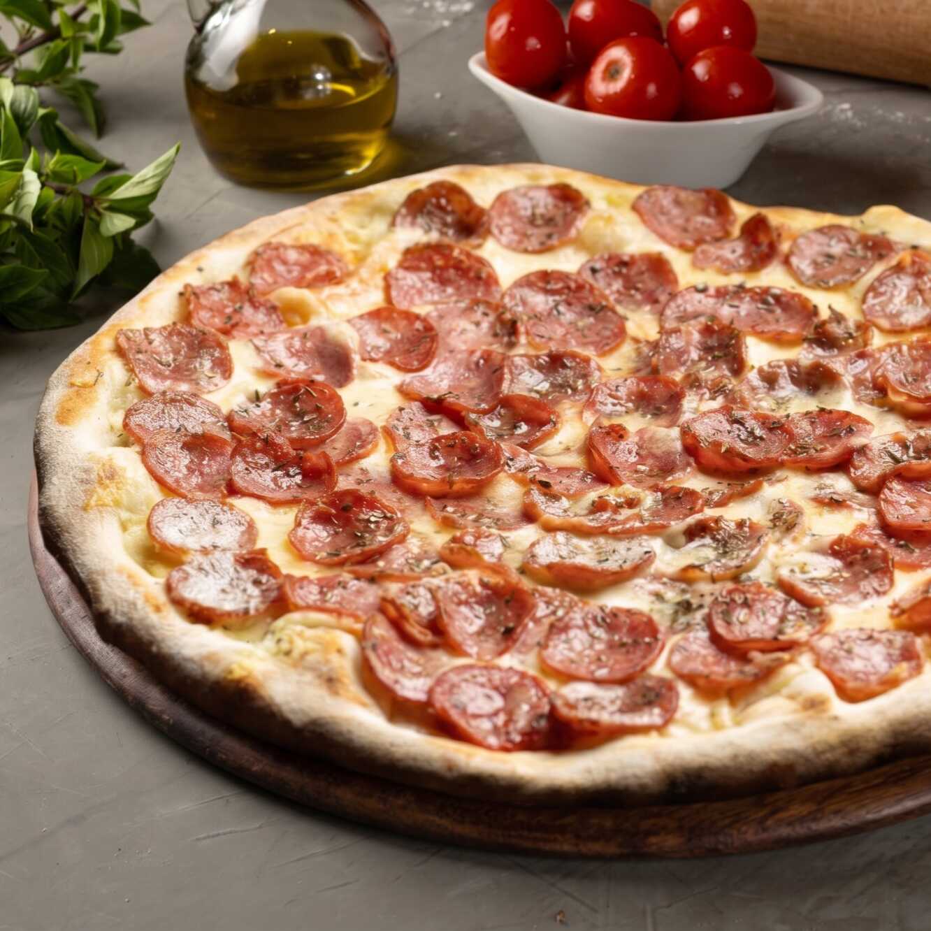 Deliciosa Pizza de Calabresa, na versão sem cebola. Massa artesanal, molho de tomate fresco, muçarela, calabresa defumada e uma pitada de orégano. Tamanho individual de 4 fatias, 25cm.