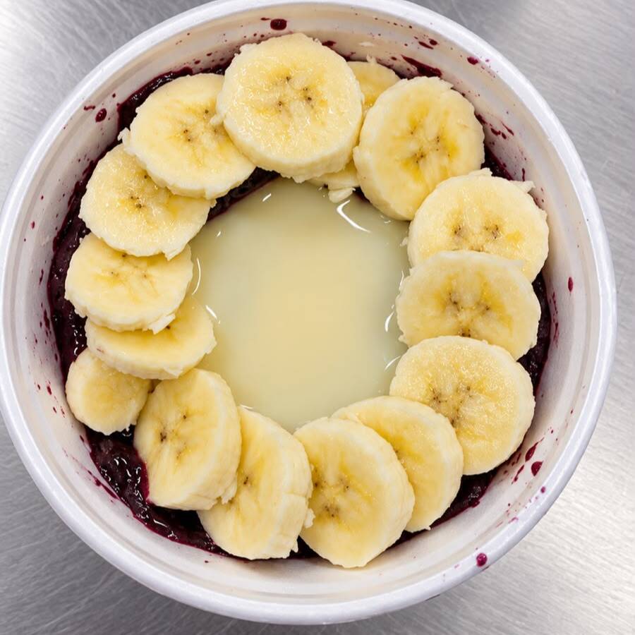 Açaí tradicional com leite condensado no meio e banana em volta