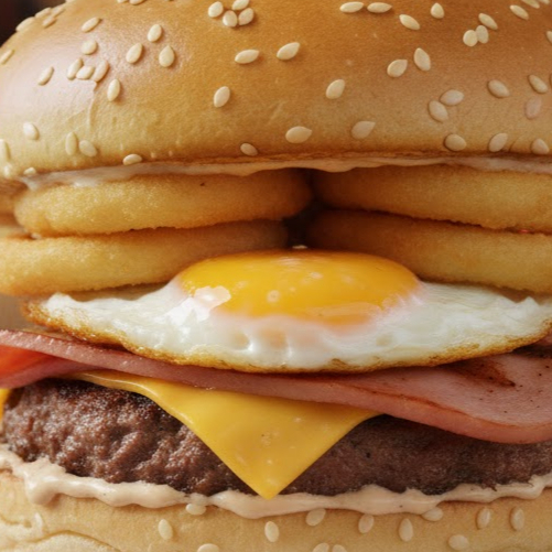 Pão amenteigado ,1 Blend 130 g de carne,1 fatia de presunto, 1 fatia de Queijo cheddar,1 Ovo ,Cebola empanada e Molho