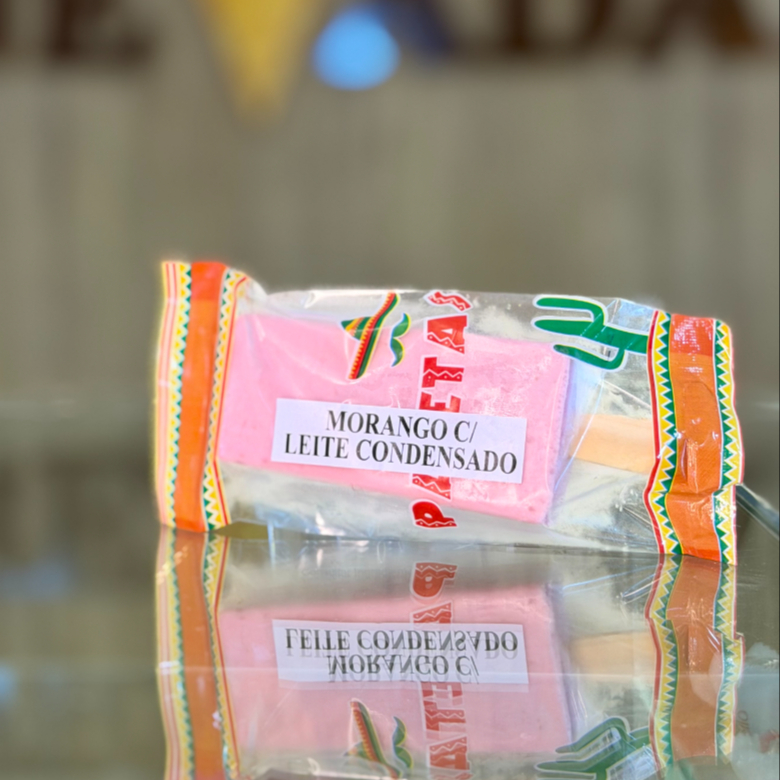 Sorvete de morango recheada com leite condensado