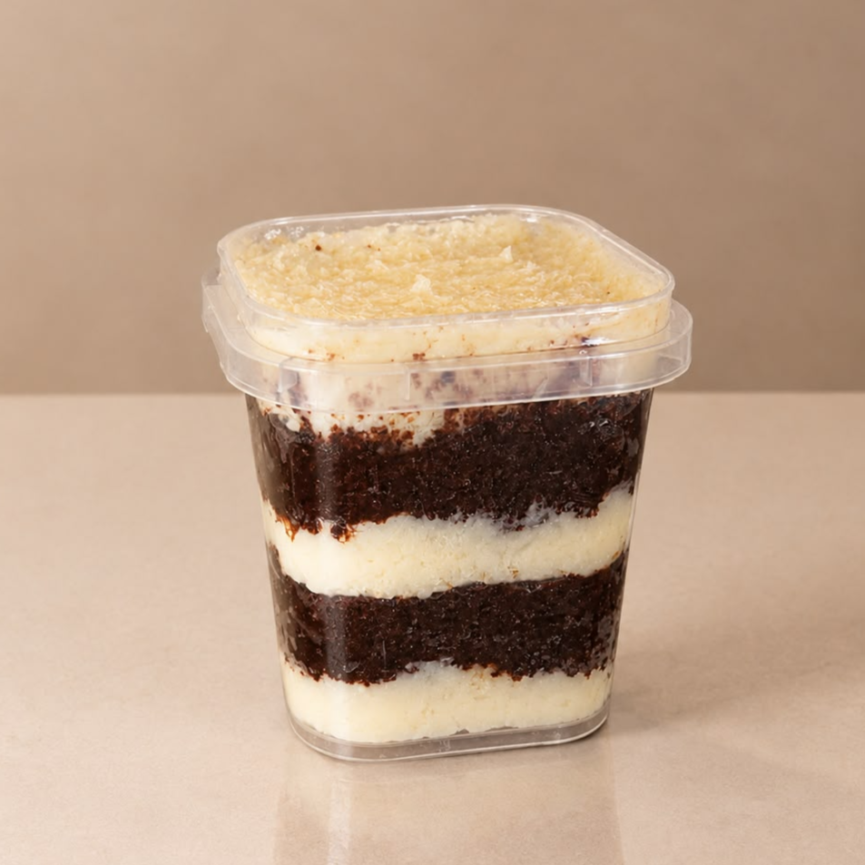Bolo no Pote Prestígio | 220 g
Camadas de bolo de chocolate fofinho, intercaladas com brigadeiro cremoso de coco. Uma combinação equilibrada de chocolate e coco em diferentes texturas.
Peso: aproximadamente 220 g por unidade.
Ingredientes: ovos, açúcar, farinha de trigo, leite, óleo, fermento químico, chocolate em pó, leite condensado, creme de leite e coco ralado.
Alérgicos: contém trigo, ovos e leite. Contém glúten.