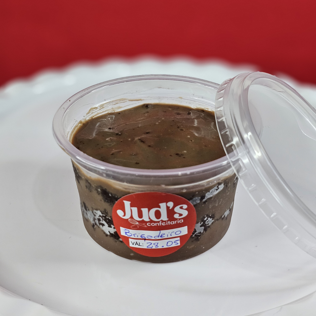 A doçura que você merece! Nosso Bolo de Pote Brigadeiro tem massa molhadinha e um cremoso brigadeiro que é pura felicidade em cada colherada.