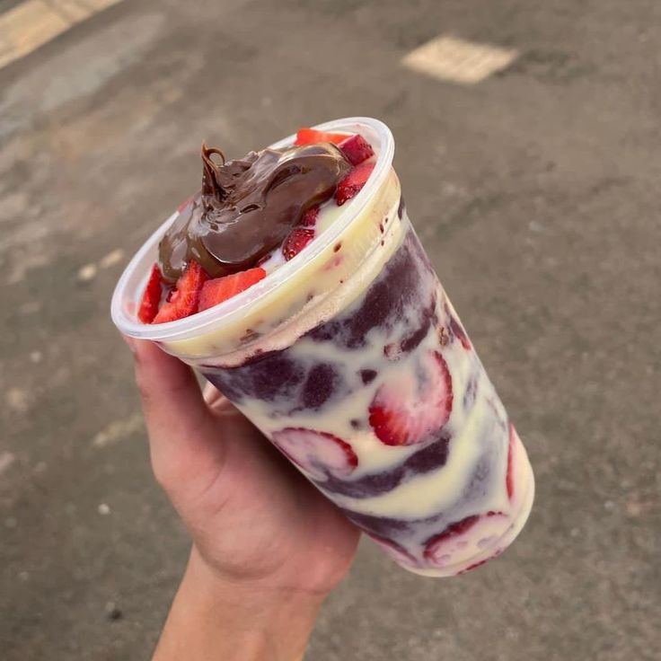 MORANGO, Creme de Avelã, Creme de Ninho, Granola, Leite em pó e Leite Condensado.