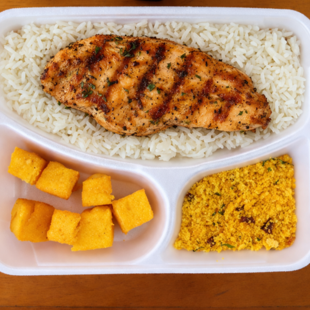 Delicioso filézinho de frango grelhado acompanhado de arroz soltinho, feijão no capricho com polenta frita e farofa crocante