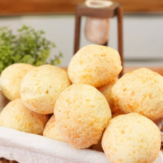 Pão de queijo crocante por fora e macio por dentro, feito com queijo Minas autêntico.
